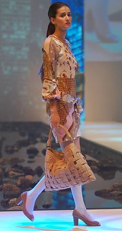 Schuhe und Taschen mit Flechtmuster sind der Trend im Sommer 2012